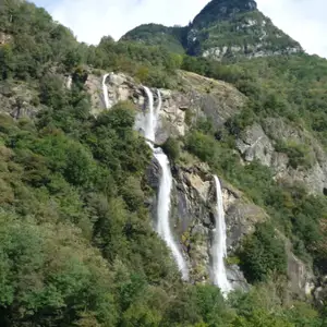 2011-10-07 - Wasserfälle nähe Chiavenna - dort kam im Radio gerade die Nachricht über Steve Jobs Tod.